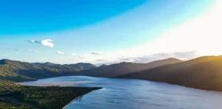 Foto da Lagoa do Peri mostrando a área preservada dentro do Monumento Natural Municipal, destacando a beleza natural e o compromisso com a conservação ambiental.