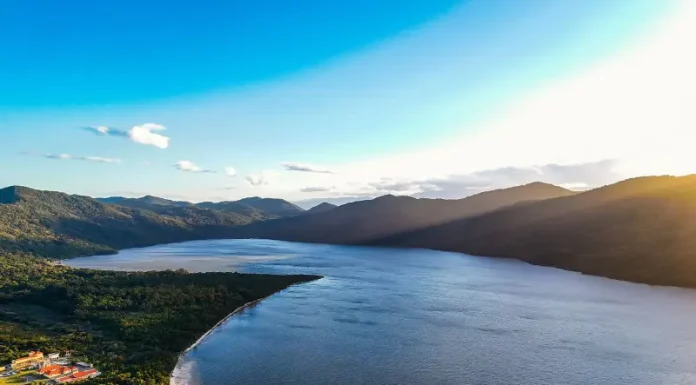 Foto da Lagoa do Peri mostrando a área preservada dentro do Monumento Natural Municipal, destacando a beleza natural e o compromisso com a conservação ambiental.