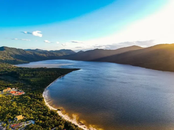 Foto da Lagoa do Peri mostrando a área preservada dentro do Monumento Natural Municipal, destacando a beleza natural e o compromisso com a conservação ambiental.
