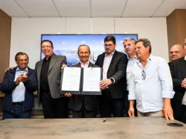 São José lança editais para construção da nova Beira-Mar de Barreiros Foto dos líderes políticos de São José e de Santa Catarina durante o lançamento dos editais de construção da Beira-Mar de Barreiros, segurando a pasta oficial que marca o início da obra.