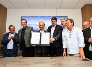 São José lança editais para construção da nova Beira-Mar de Barreiros Foto dos líderes políticos de São José e de Santa Catarina durante o lançamento dos editais de construção da Beira-Mar de Barreiros, segurando a pasta oficial que marca o início da obra.