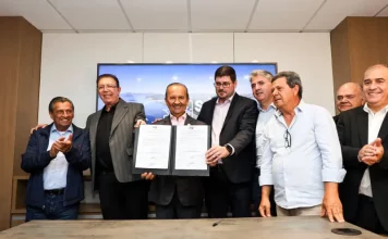 São José lança editais para construção da nova Beira-Mar de Barreiros Foto dos líderes políticos de São José e de Santa Catarina durante o lançamento dos editais de construção da Beira-Mar de Barreiros, segurando a pasta oficial que marca o início da obra.