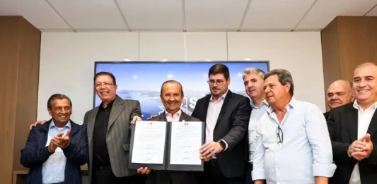 São José lança editais para construção da nova Beira-Mar de Barreiros Foto dos líderes políticos de São José e de Santa Catarina durante o lançamento dos editais de construção da Beira-Mar de Barreiros, segurando a pasta oficial que marca o início da obra.