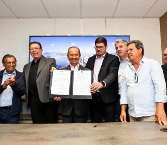 São José lança editais para construção da nova Beira-Mar de Barreiros Foto dos líderes políticos de São José e de Santa Catarina durante o lançamento dos editais de construção da Beira-Mar de Barreiros, segurando a pasta oficial que marca o início da obra.