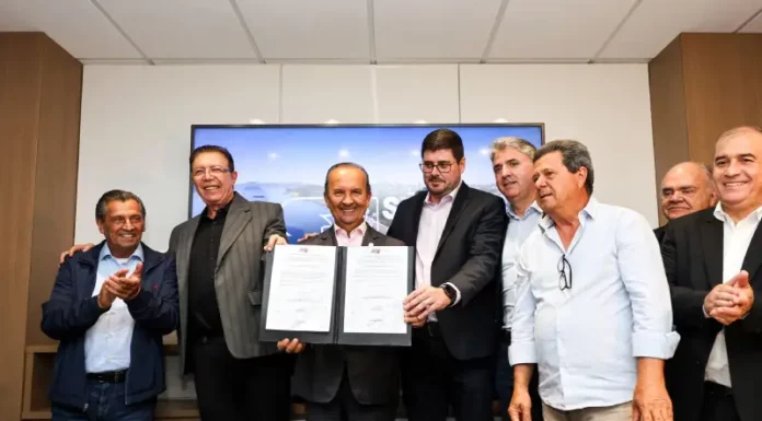 São José lança editais para construção da nova Beira-Mar de Barreiros Foto dos líderes políticos de São José e de Santa Catarina durante o lançamento dos editais de construção da Beira-Mar de Barreiros, segurando a pasta oficial que marca o início da obra.