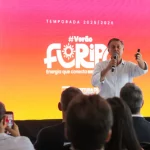 Florianópolis espera receber 3 milhões de turistas na temporada e apresenta ações da Operação Verão 2025/2026 Foto mostra o prefeito Topazio Neto durante o lançamento da Operação Verão 2025/2026, que apresenta as principais ações para a temporada em Florianópolis.