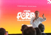 Foto mostra o prefeito Topazio Neto durante o lançamento da Operação Verão 2025/2026, que apresenta as principais ações para a temporada em Florianópolis.