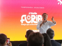 Foto mostra o prefeito Topazio Neto durante o lançamento da Operação Verão 2025/2026, que apresenta as principais ações para a temporada em Florianópolis.