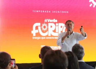 Foto mostra o prefeito Topazio Neto durante o lançamento da Operação Verão 2025/2026, que apresenta as principais ações para a temporada em Florianópolis.