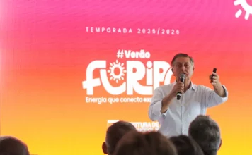Foto mostra o prefeito Topazio Neto durante o lançamento da Operação Verão 2025/2026, que apresenta as principais ações para a temporada em Florianópolis.