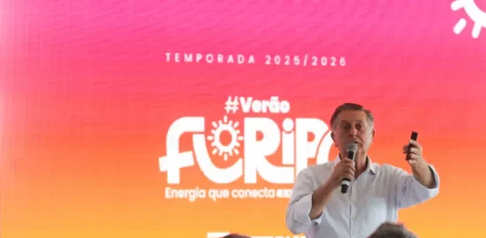 Foto mostra o prefeito Topazio Neto durante o lançamento da Operação Verão 2025/2026, que apresenta as principais ações para a temporada em Florianópolis.