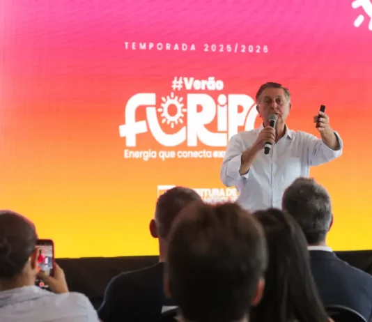 Foto mostra o prefeito Topazio Neto durante o lançamento da Operação Verão 2025/2026, que apresenta as principais ações para a temporada em Florianópolis.
