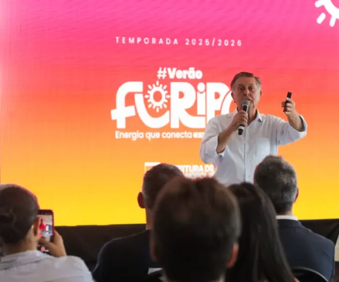 Foto mostra o prefeito Topazio Neto durante o lançamento da Operação Verão 2025/2026, que apresenta as principais ações para a temporada em Florianópolis.