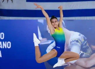 A jovem ginasta Lara Rios durante apresentação no Pan-Americano de Ginástica Aeróbica, representando o Brasil
