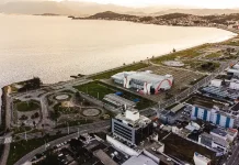 Vista aérea da Beira-Mar de São José, mostrando a área que será revitalizada com os projetos do Mercado Público e da Estação E-Hurb.