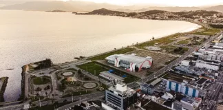 Vista aérea da Beira-Mar de São José, mostrando a área que será revitalizada com os projetos do Mercado Público e da Estação E-Hurb.