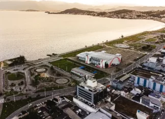 São José define empresa para projetos do Mercado Público e Estação E-Hurb Vista aérea da Beira-Mar de São José, mostrando a área que será revitalizada com os projetos do Mercado Público e da Estação E-Hurb.