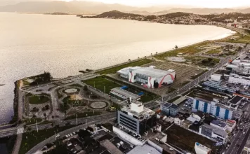 São José define empresa para projetos do Mercado Público e Estação E-Hurb Vista aérea da Beira-Mar de São José, mostrando a área que será revitalizada com os projetos do Mercado Público e da Estação E-Hurb.
