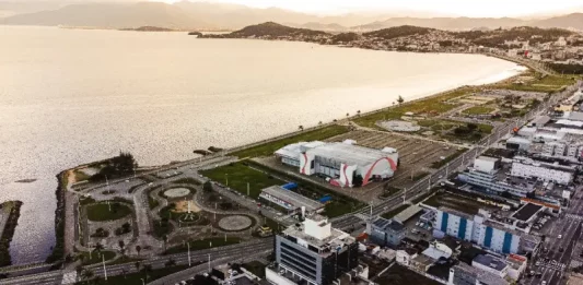 São José define empresa para projetos do Mercado Público e Estação E-Hurb Vista aérea da Beira-Mar de São José, mostrando a área que será revitalizada com os projetos do Mercado Público e da Estação E-Hurb.
