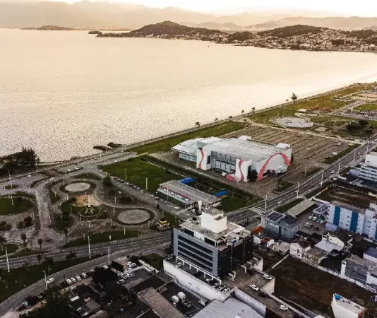São José define empresa para projetos do Mercado Público e Estação E-Hurb Vista aérea da Beira-Mar de São José, mostrando a área que será revitalizada com os projetos do Mercado Público e da Estação E-Hurb.