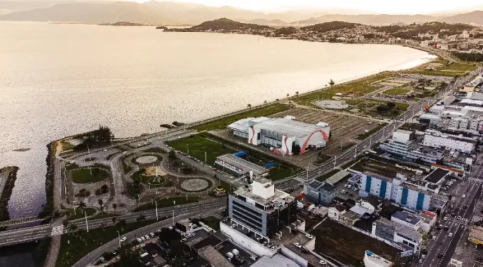 São José define empresa para projetos do Mercado Público e Estação E-Hurb Vista aérea da Beira-Mar de São José, mostrando a área que será revitalizada com os projetos do Mercado Público e da Estação E-Hurb.