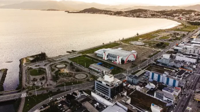 Vista aérea da Beira-Mar de São José, mostrando a área que será revitalizada com os projetos do Mercado Público e da Estação E-Hurb.