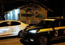 Carro da PRF ao lado do veículo do Conselho Tutelar, ilustrando o resgate e o acolhimento da criança encontrada sozinha na BR-101.