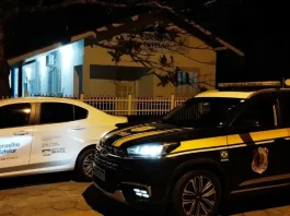 PRF resgata menino de 8 anos que caminhava sozinho na BR-101 em Porto Belo Carro da PRF ao lado do veículo do Conselho Tutelar, ilustrando o resgate e o acolhimento da criança encontrada sozinha na BR-101.