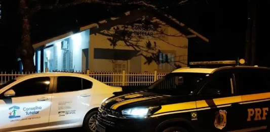 PRF resgata menino de 8 anos que caminhava sozinho na BR-101 em Porto Belo Carro da PRF ao lado do veículo do Conselho Tutelar, ilustrando o resgate e o acolhimento da criança encontrada sozinha na BR-101.