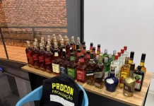 Garrafas de bebidas apreendidas pelo Procon Florianópolis durante operação contra descaminho, mostrando a fiscalização de produtos irregulares.