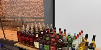 Garrafas de bebidas apreendidas pelo Procon Florianópolis durante operação contra descaminho, mostrando a fiscalização de produtos irregulares.