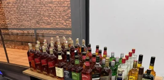 Procon de Florianópolis apreende 54 garrafas de bebidas de descaminho no Norte da Ilha Garrafas de bebidas apreendidas pelo Procon Florianópolis durante operação contra descaminho, mostrando a fiscalização de produtos irregulares.