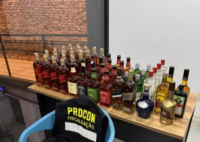 PROCON-FLORIANOPOLIS Garrafas de bebidas apreendidas pelo Procon Florianópolis durante operação contra descaminho, mostrando a fiscalização de produtos irregulares.
