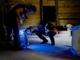 Imagem mostra perito oficial criminal da Polícia Científica analisando uma cena de crime, destacando o trabalho técnico que apoia investigações e reforça a segurança pública.