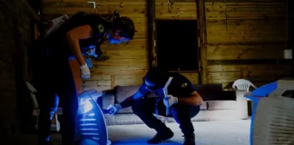 Imagem mostra peritos da Polícia Científica analisando uma cena de crime, destacando o trabalho técnico que apoia investigações e reforça a segurança pública.