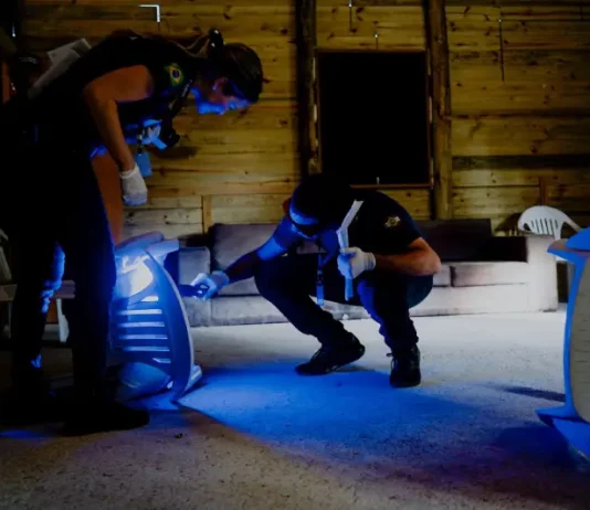 Faltam 12 dias para o fim das inscrições do concurso de perito oficial criminal em SC, com salário a partir de R$ 27,7 mil Imagem mostra perito oficial criminal da Polícia Científica analisando uma cena de crime, destacando o trabalho técnico que apoia investigações e reforça a segurança pública.