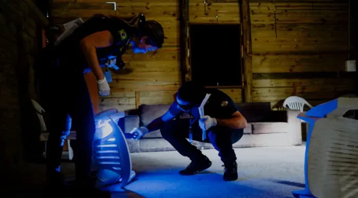 Imagem mostra peritos da Polícia Científica analisando uma cena de crime, destacando o trabalho técnico que apoia investigações e reforça a segurança pública.
