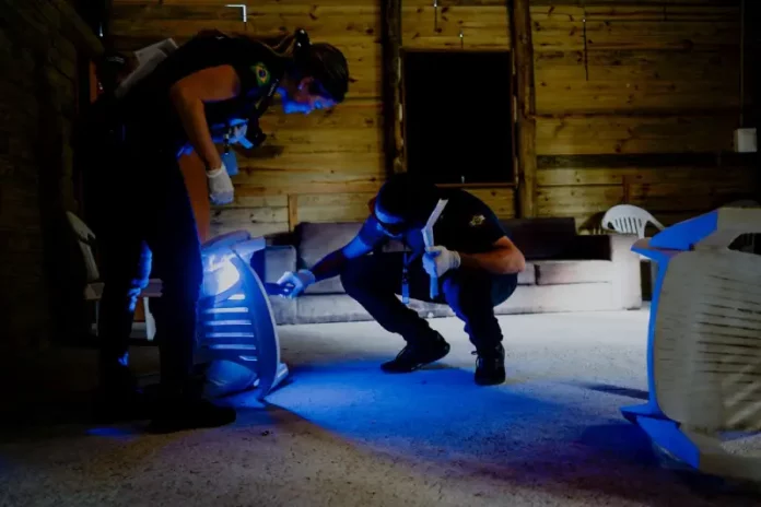 Imagem mostra peritos da Polícia Científica analisando uma cena de crime, destacando o trabalho técnico que apoia investigações e reforça a segurança pública.