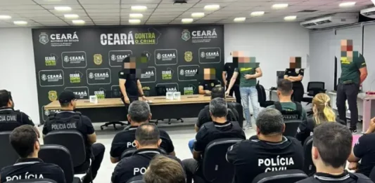 Polícia Civil de SC e GAECO combatem golpe do falso advogado Policiais reunidos se preparando para cumprir mandados da Operação Fake Law, que combate o golpe do falso advogado.