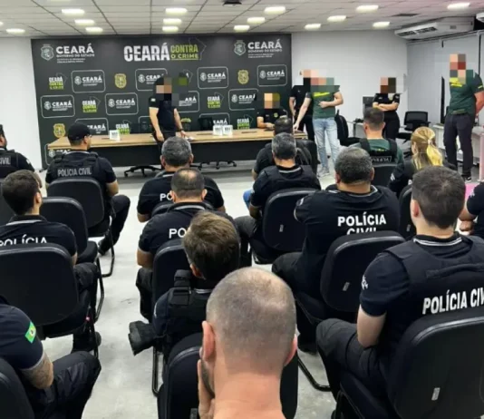 Polícia Civil de SC e GAECO combatem golpe do falso advogado Policiais reunidos se preparando para cumprir mandados da Operação Fake Law, que combate o golpe do falso advogado.