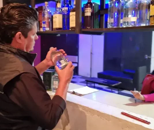 Diretor do Procon de São José analisa rótulo de produto durante fiscalização da Operação Primeiro Gole, em busca de bebidas adulteradas.