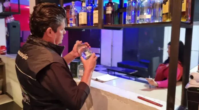 Diretor do Procon de São José analisa rótulo de produto durante fiscalização da Operação Primeiro Gole, em busca de bebidas adulteradas.