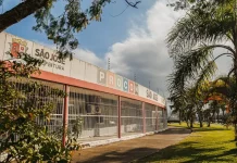 Fachada principal do Procon de São José, órgão que alerta consumidores sobre golpistas que usam indevidamente seu nome em falsas ofertas de negociação.