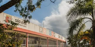 Fachada principal do Procon de São José, órgão que alerta consumidores sobre golpistas que usam indevidamente seu nome em falsas ofertas de negociação.