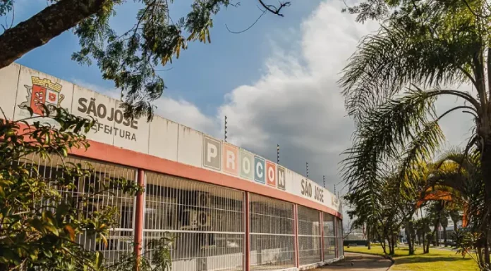 Fachada principal do Procon de São José, órgão que alerta consumidores sobre golpistas que usam indevidamente seu nome em falsas ofertas de negociação.