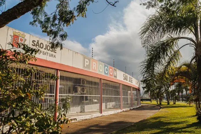 Fachada principal do Procon de São José, órgão que alerta consumidores sobre golpistas que usam indevidamente seu nome em falsas ofertas de negociação.