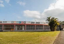 Foto da fachada do Procon de São José, local onde será realizado o Feirão Zera Dívidas, mostrando o prédio e a entrada principal para os consumidores.