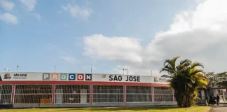 Foto da fachada do Procon de São José, local onde será realizado o Feirão Zera Dívidas, mostrando o prédio e a entrada principal para os consumidores.