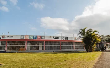 Foto da fachada do Procon de São José, local onde será realizado o Feirão Zera Dívidas, mostrando o prédio e a entrada principal para os consumidores.