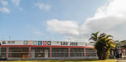 Foto da fachada do Procon de São José, local onde será realizado o Feirão Zera Dívidas, mostrando o prédio e a entrada principal para os consumidores.